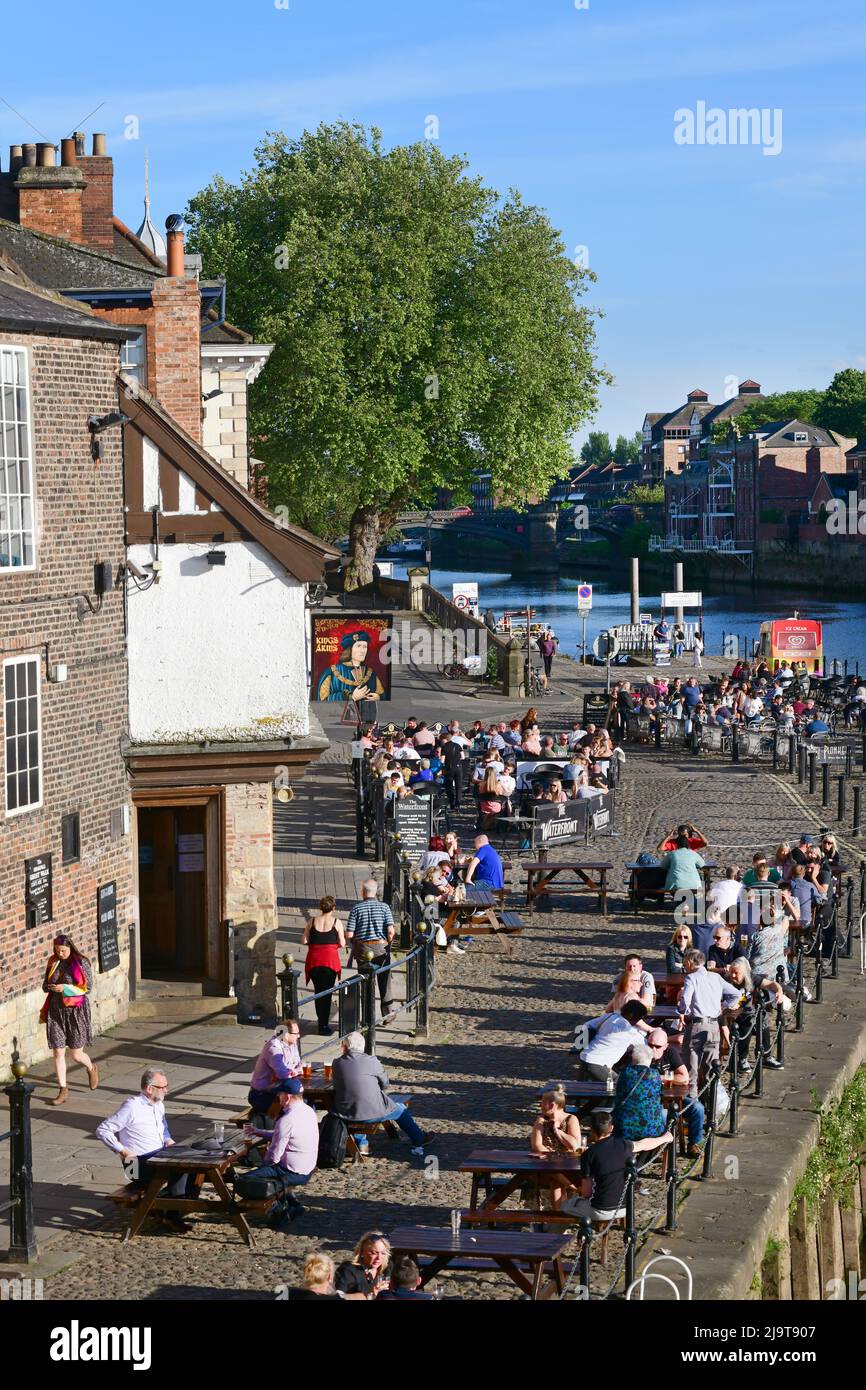 Menschen, die warmes, sonniges Wetter vor dem Kings Arms Pub am Fluss Ouse York Yorkshire Großbritannien genießen Stockfoto