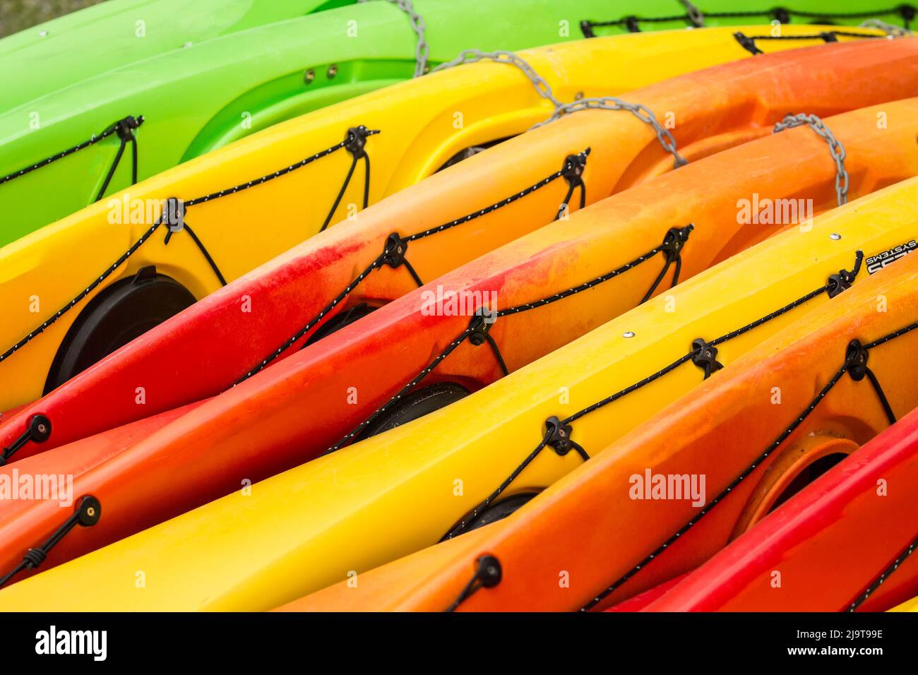 Issaquah, Staat Washington, USA. Bunte Kajaks liegen auf ihrer Seite an einem Kajak-Verleih am Lake Sammamish State Park. Stockfoto