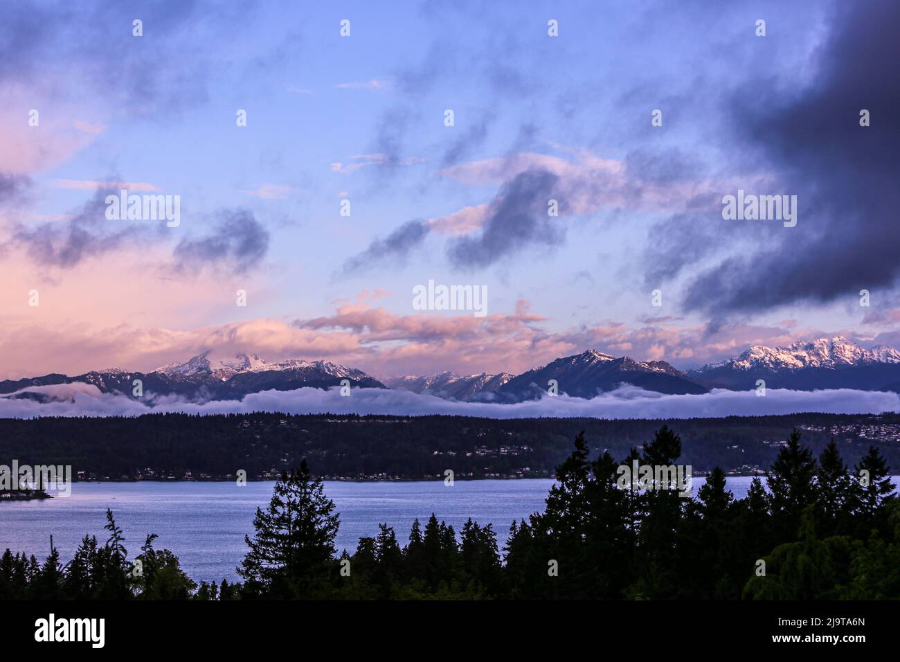 Bremerton, Staat Washington, USA. Olympic Mountains Stockfoto