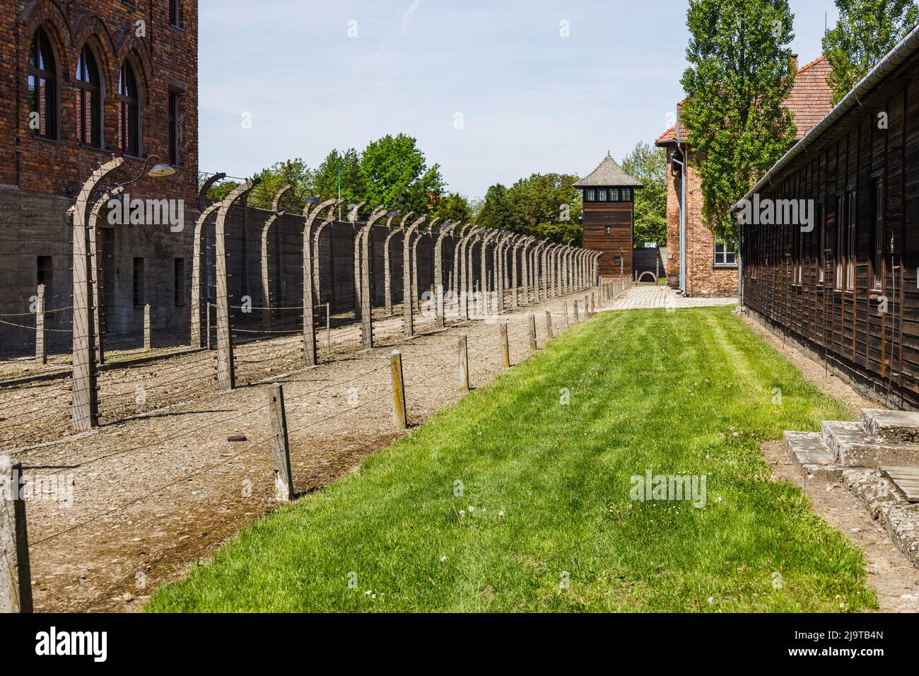 Stacheldraht und Wachturm rund um das Konzentrationslager Auschwitz-Birkenau. Oswiecim, Polen, 16. Mai 2022 Stockfoto