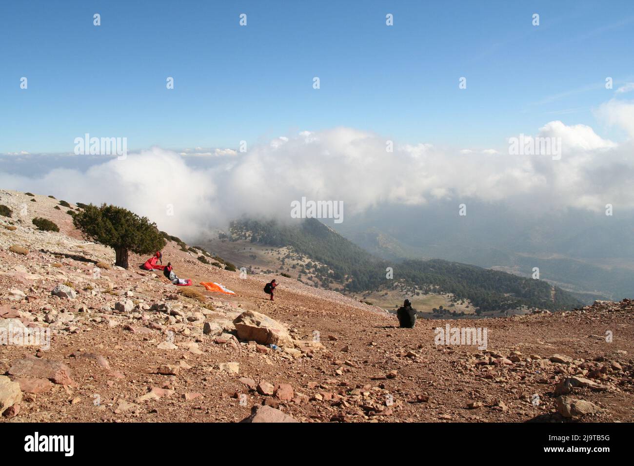Vorbereitung auf den Gleitschirmflieger Abheben auf dem Gipfel des Berges. Stockfoto