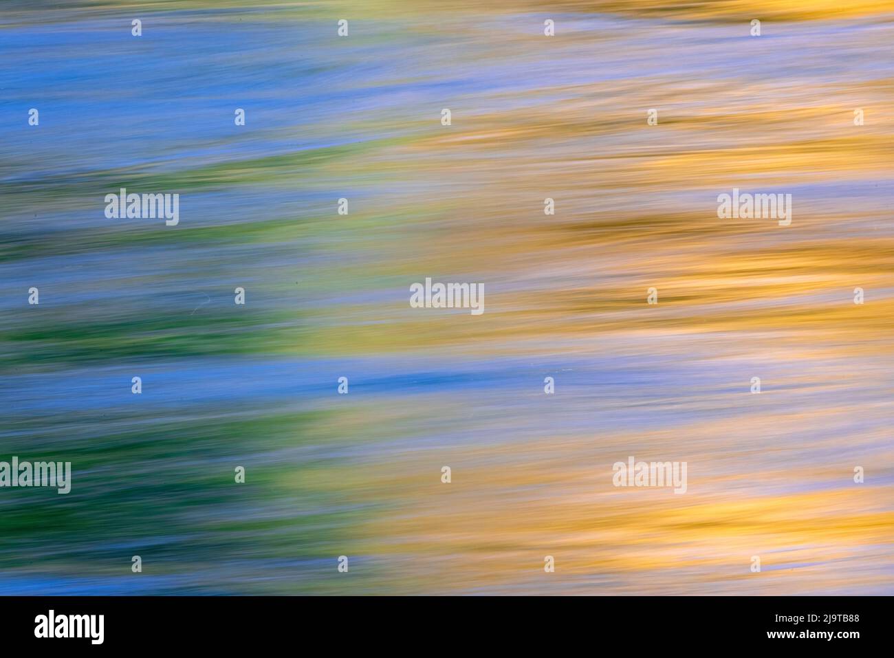 Sonnenuntergangsfarben und Bäume spiegeln sich auf dem Snake River, dem Grand Teton National Park, Wyoming Stockfoto