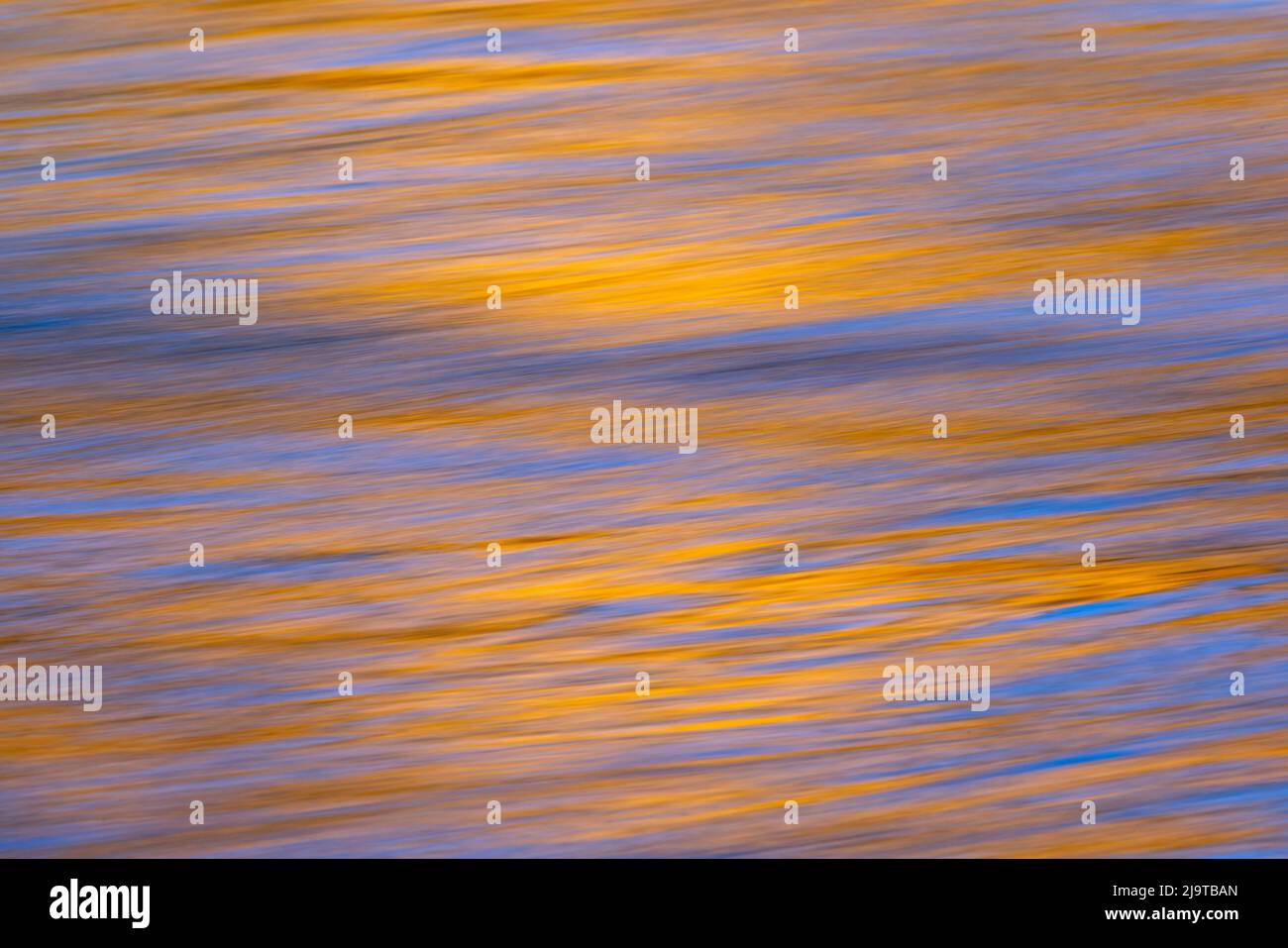 Sonnenuntergangsfarben und Bäume spiegeln sich auf dem Snake River, dem Grand Teton National Park, Wyoming Stockfoto