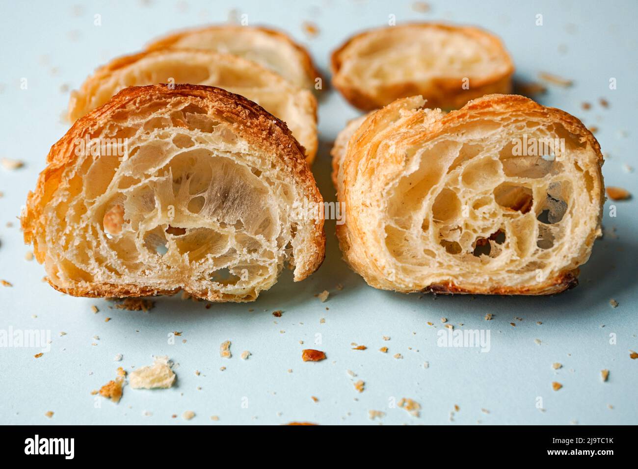 Leckeres Croissant zum Frühstück, französisches Essen Stockfoto