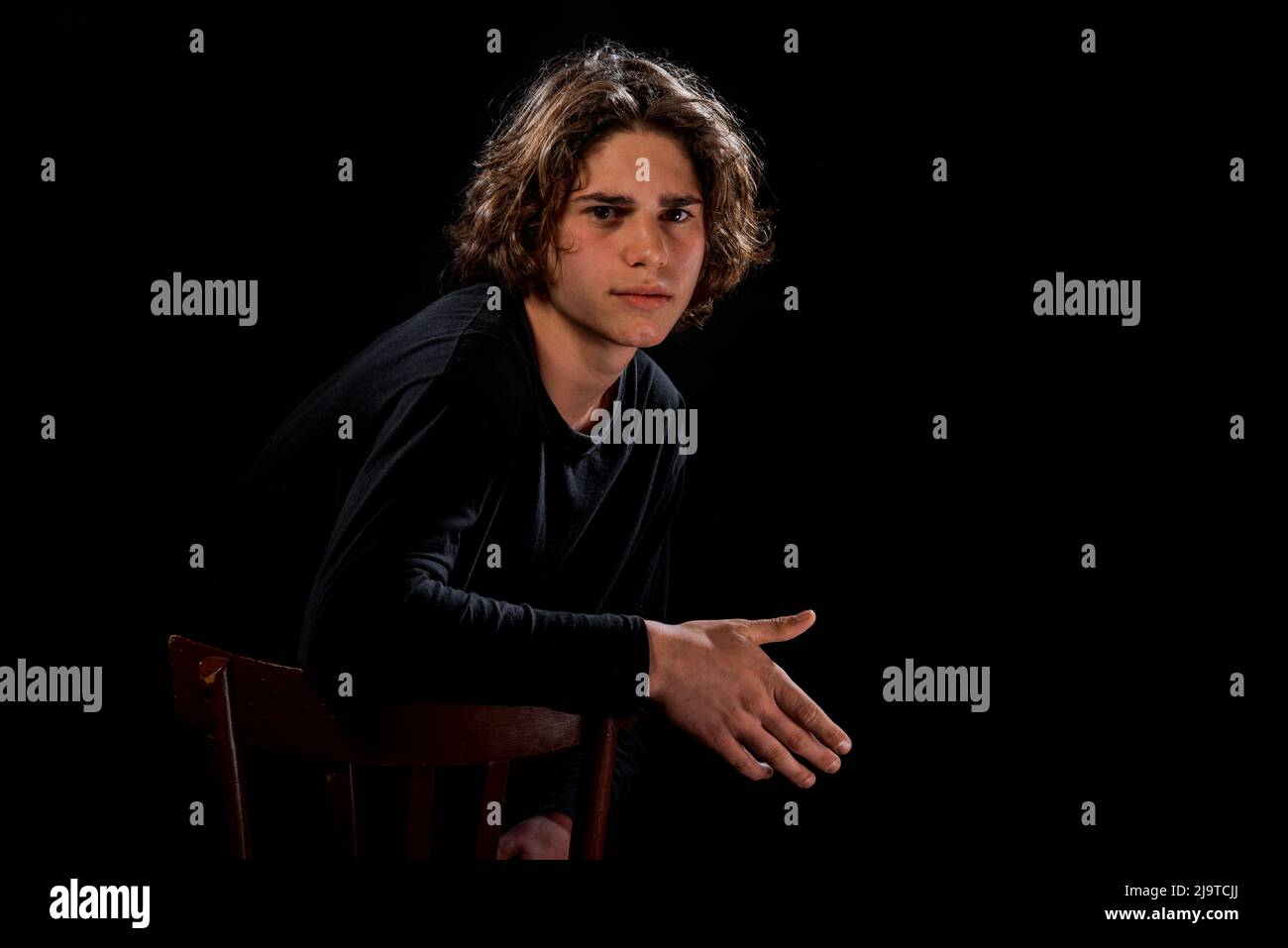 Porträt eines jungen, attraktiven Mannes mit stilvollem Pullover mit Polokragen Stockfoto