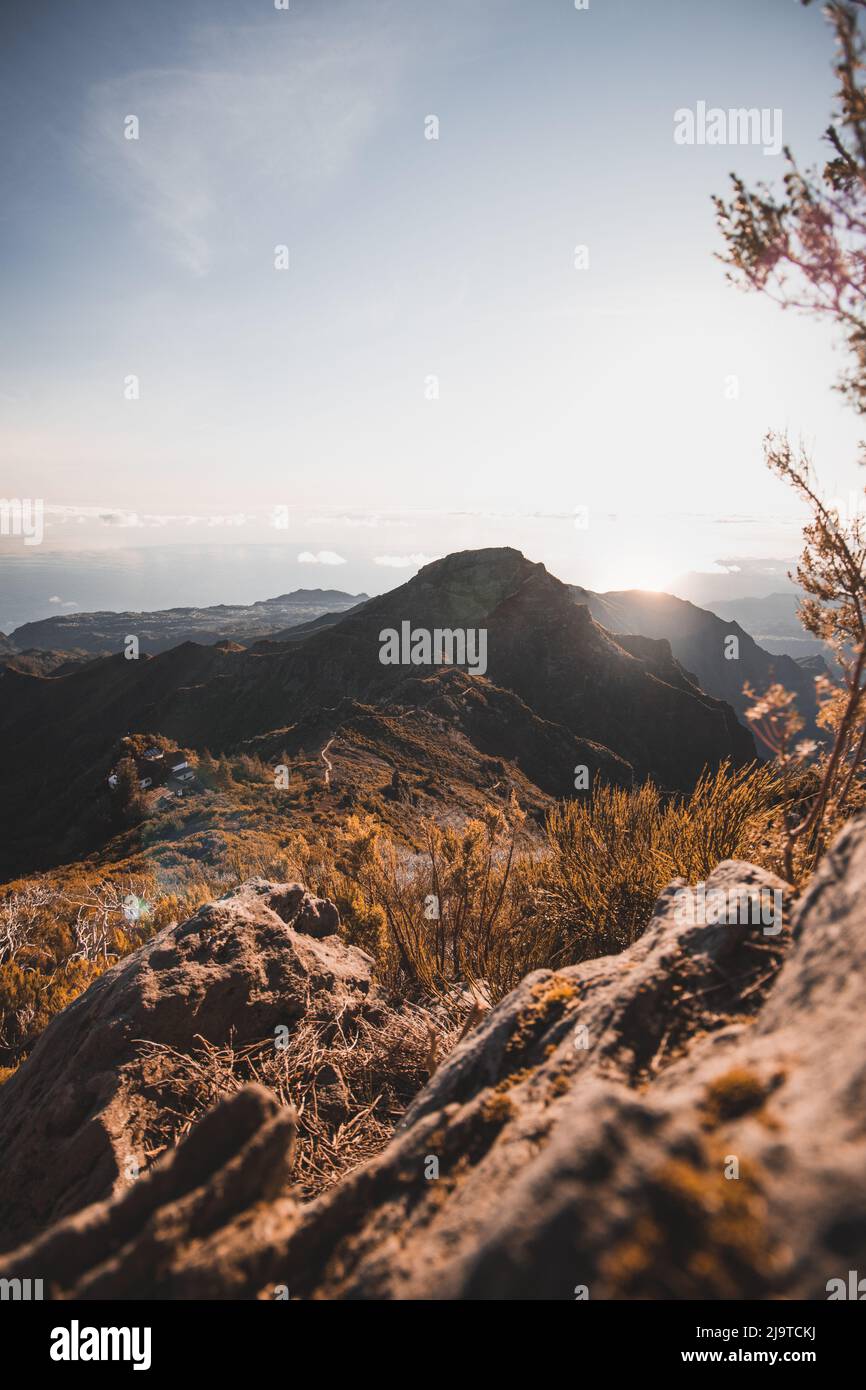 Wanderweg unter dem Berg Encumeada Baixa mit Ziel auf dem höchsten Berg Madeiras, dem Pico Ruivo. Die Sonne scheint auf der Seite des Madeira Stockfoto