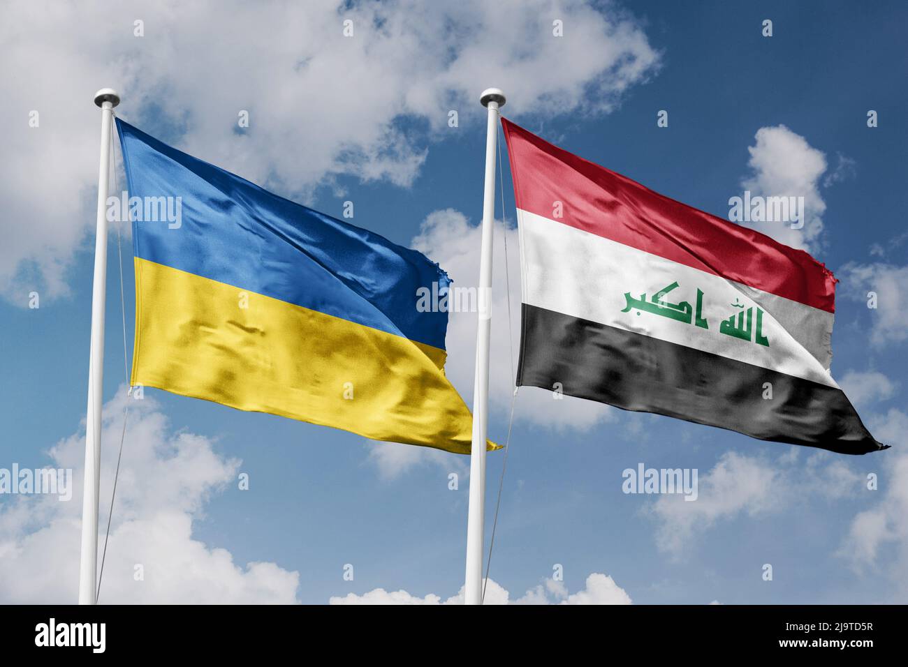 Ukraine und Irak zwei Flaggen auf Fahnenmasten und blau bewölkt Himmel Hintergrund Stockfoto