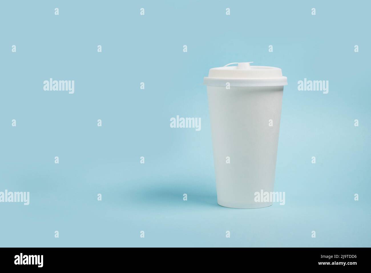 Kaffeetasse aus weißem Papier mit Kunststoffdeckel Stockfoto