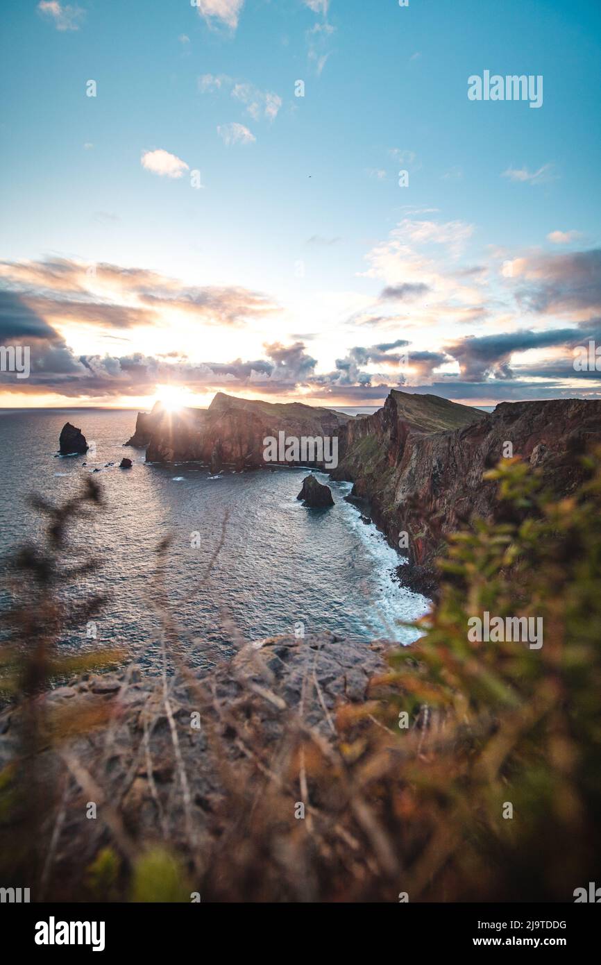 Wunderschöne, wilde Natur, umgeben von großen Klippen im Gebiet von ponta de sao lourenco im Nordosten der Insel Madeira in Portugal. Tourist d Stockfoto