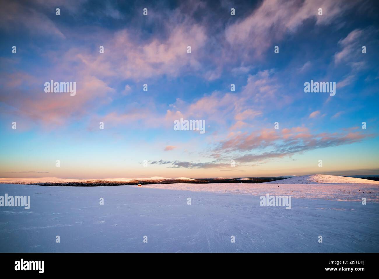 Annäherung an die abgelegene Karhu-Korhonen-Bibliothek (auf dem Foto zu sehen) im Lemmenjoki-Nationalpark, Inari, Lappland, Finnland Stockfoto