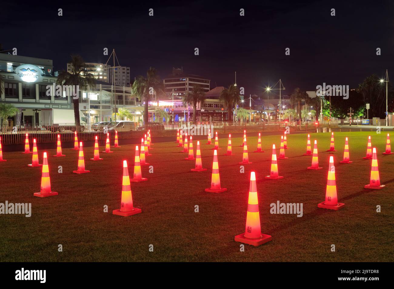 Eine Lichtvorführung namens „Road Cone Wonderland“ in Tauranga, Neuseeland, während des städtischen Lichtfestivals „After Dark“ Stockfoto