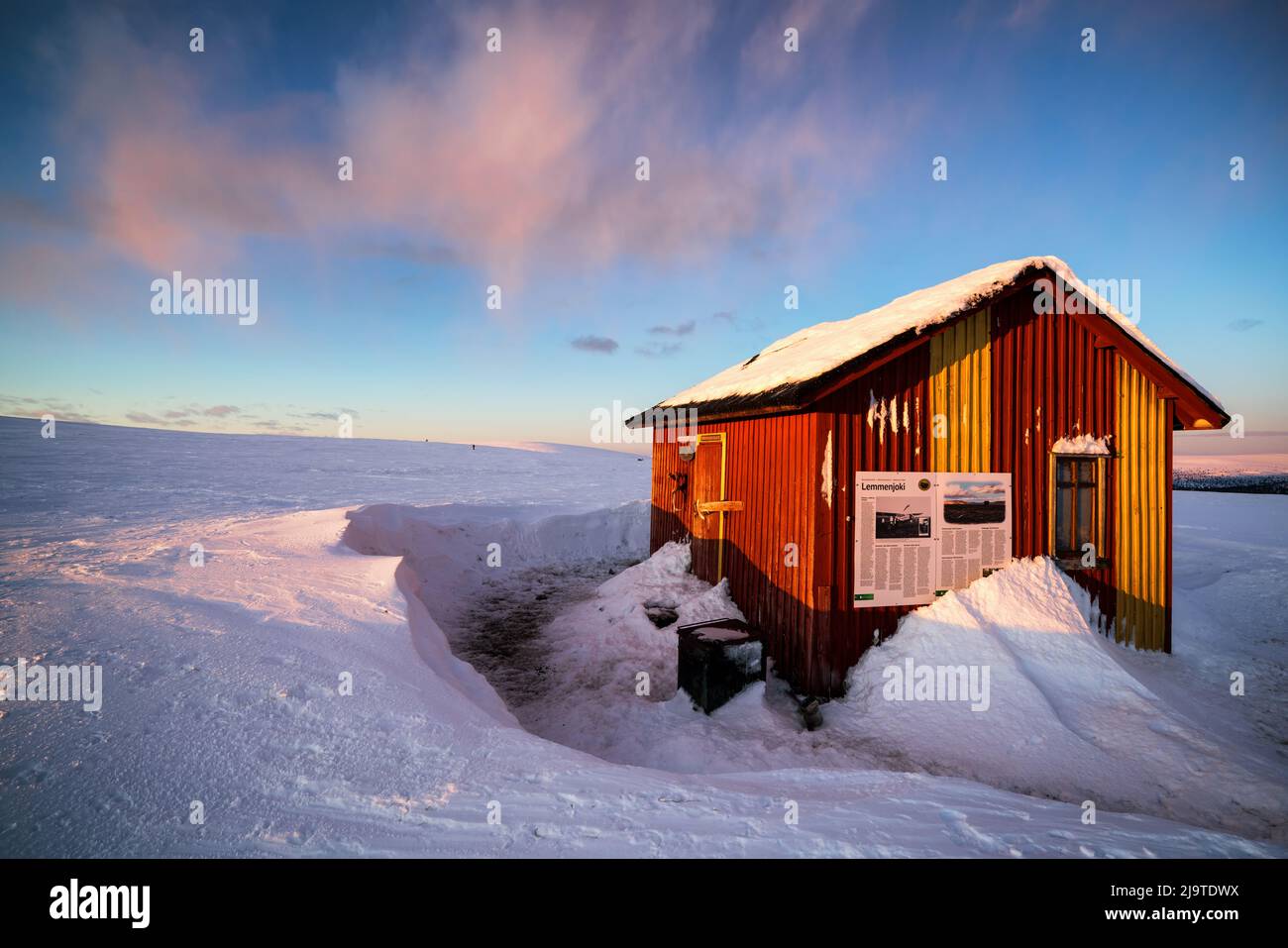 In der abgelegenen Karhu-Korhonen-Bibliothek im Lemmenjoki-Nationalpark, Inari, Lappland, Finnland Stockfoto