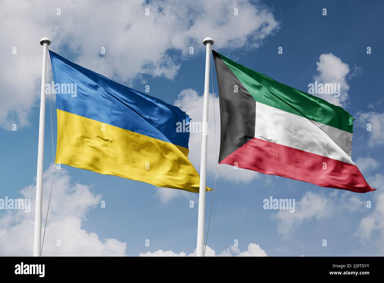 Ukraine und Kuwait zwei Flaggen auf Fahnenmasten und blau bewölkt Himmel Hintergrund Stockfoto