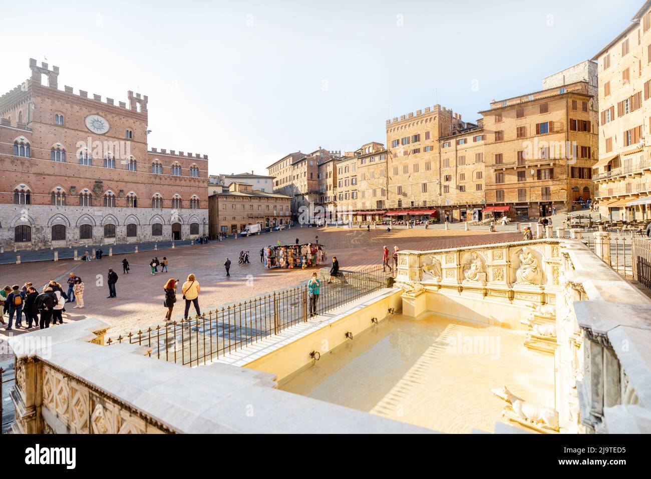 Blick am Morgen auf den Hauptplatz der Stadt Siena in Italien Stockfoto