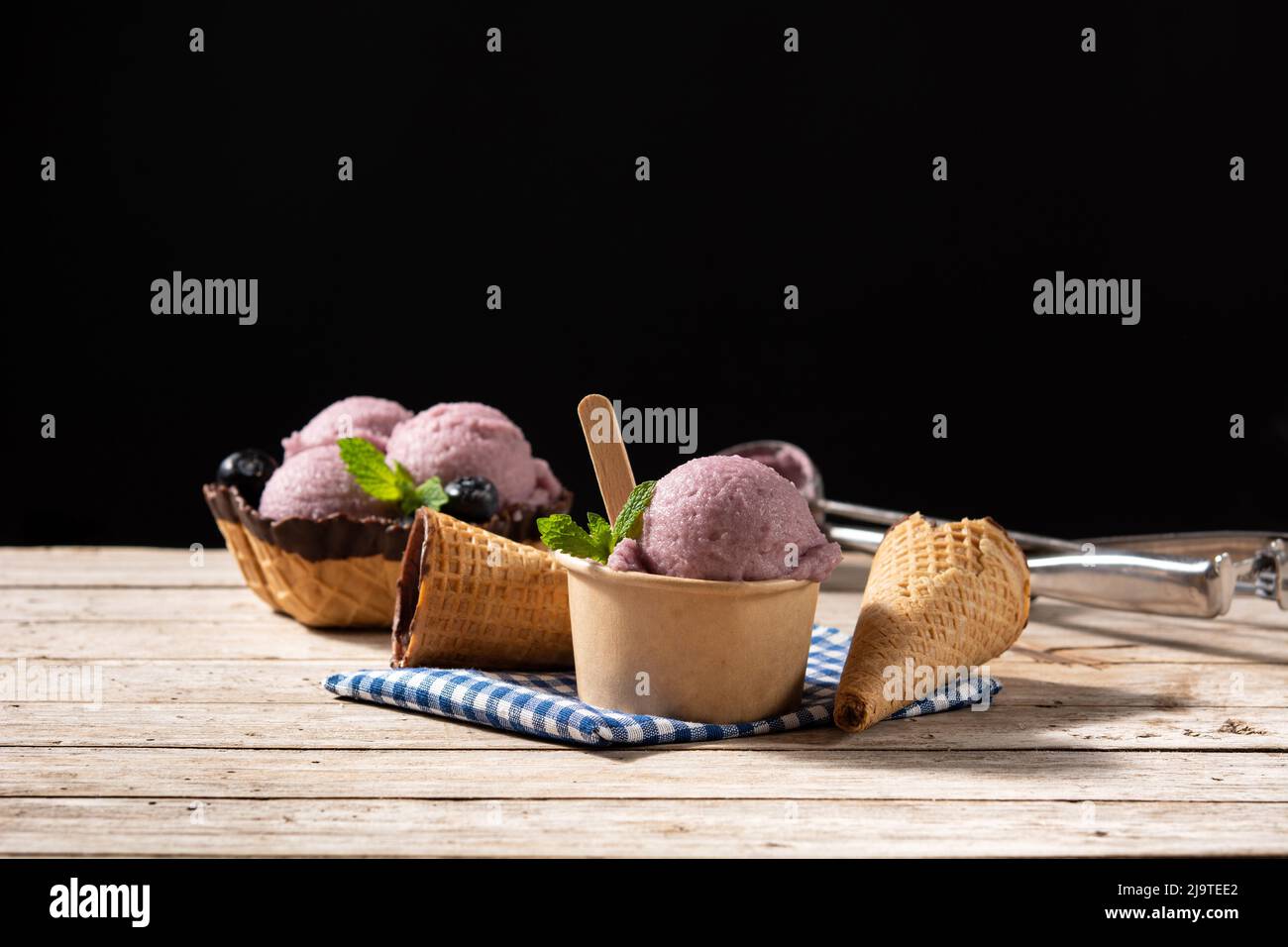 Heidelbeer-Eisschaufeln auf einem Holztisch Stockfoto