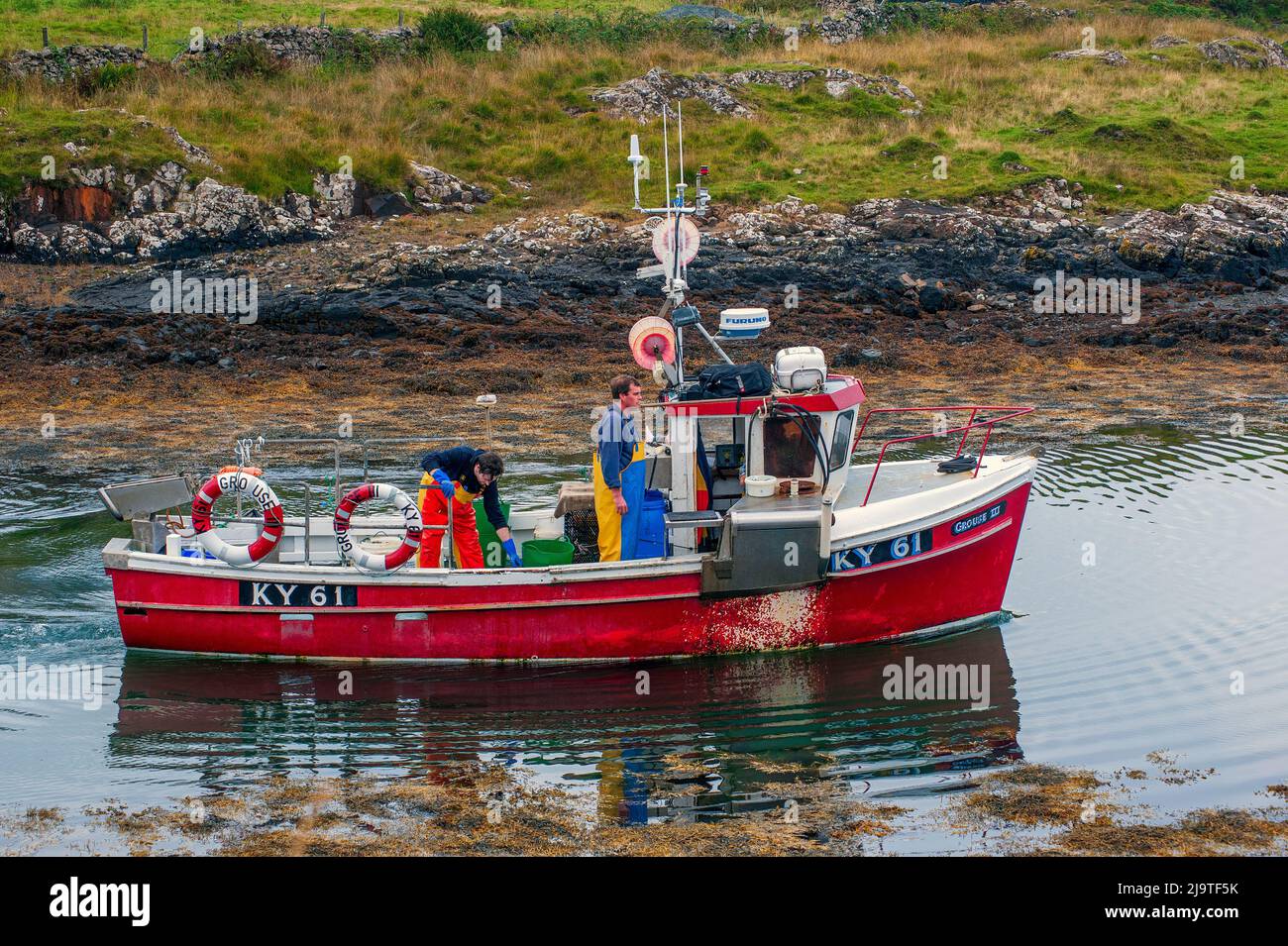 Fischerboot, das den winzigen Hafen von Croig auf der Isle of Mull Scotland verlässt Stockfoto