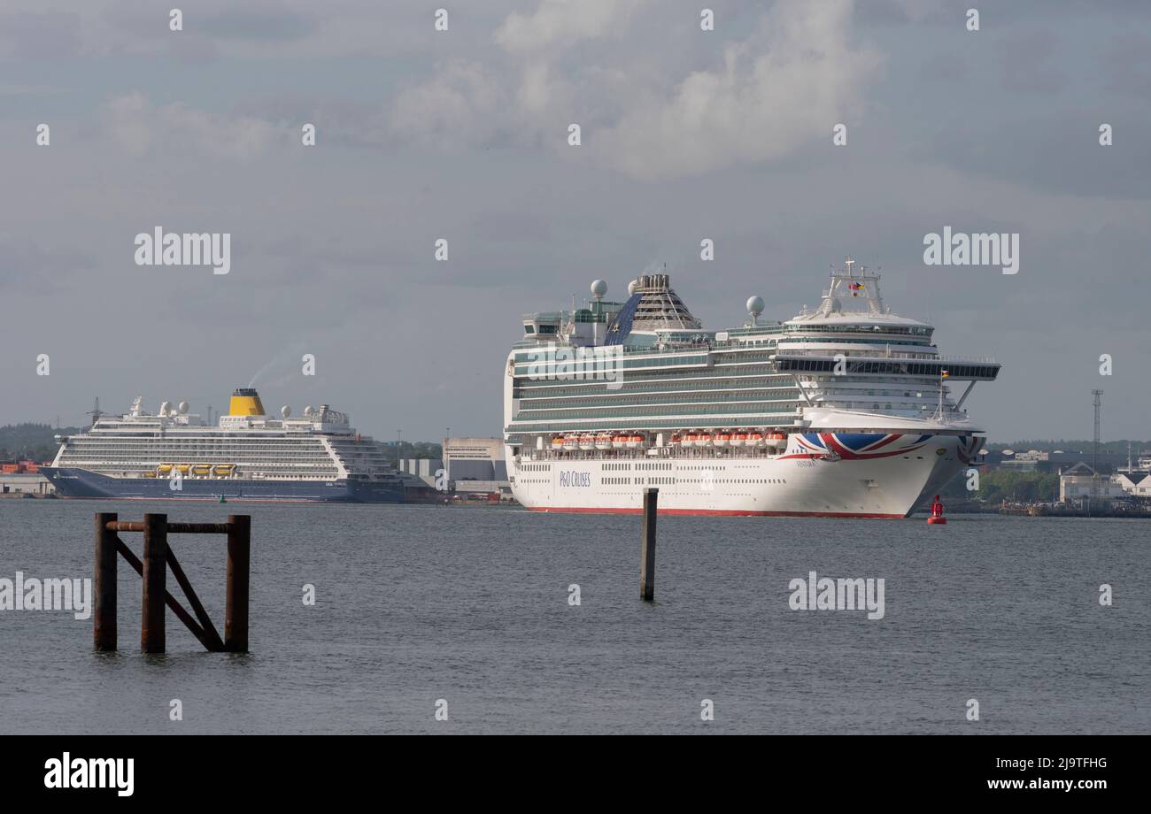 Hafen Southampton, Großbritannien. 2022. Saga-Kreuzschiff Spirit of Adventure neben und Iona unterwegs auf dem Weg ins Meer. Stockfoto