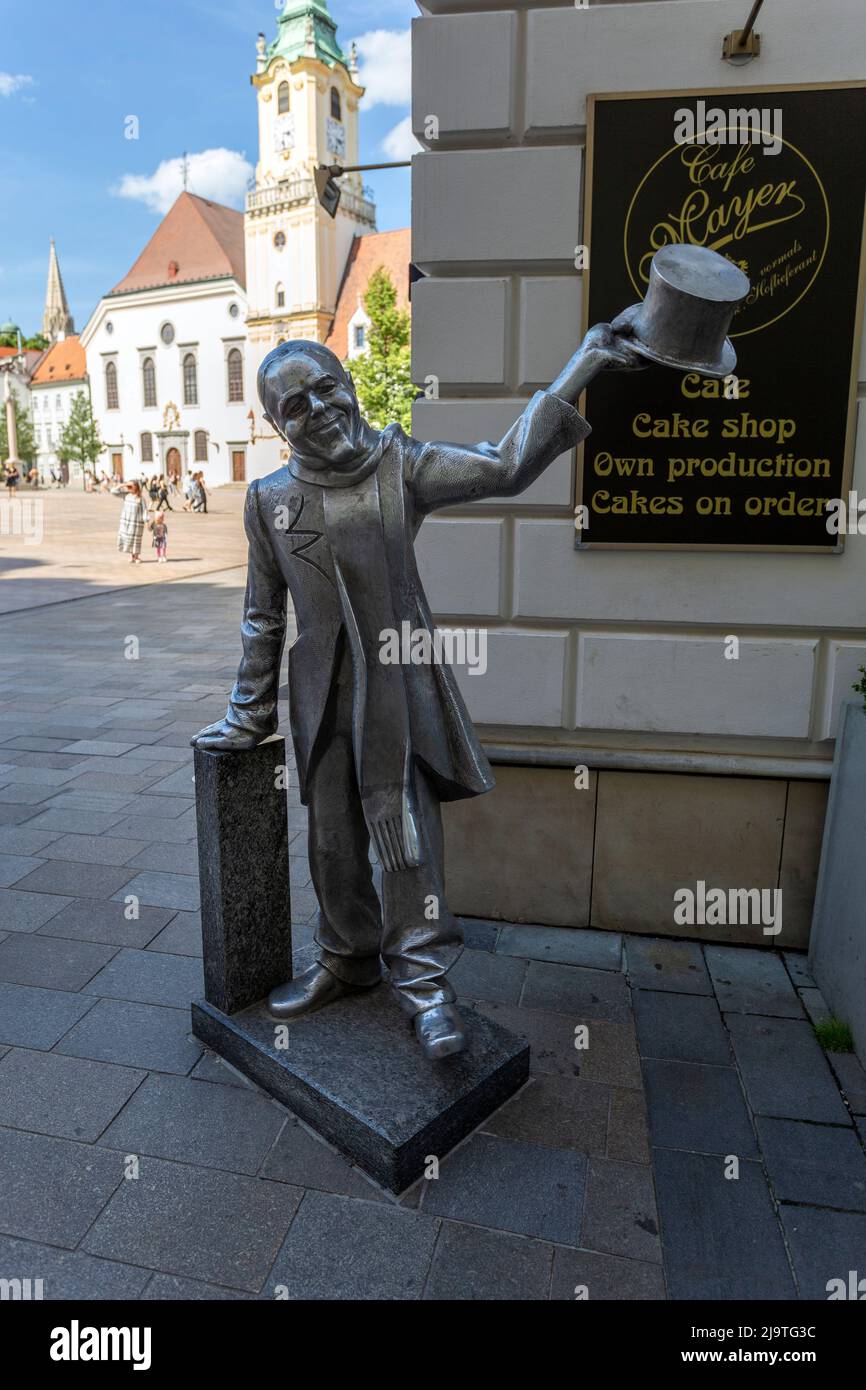 Bratislava, Slowakei - 05 21 2022: Statue des Schoner NAKI auf dem Hauptplatz in Bratislava an einem sonnigen Tag. Stockfoto