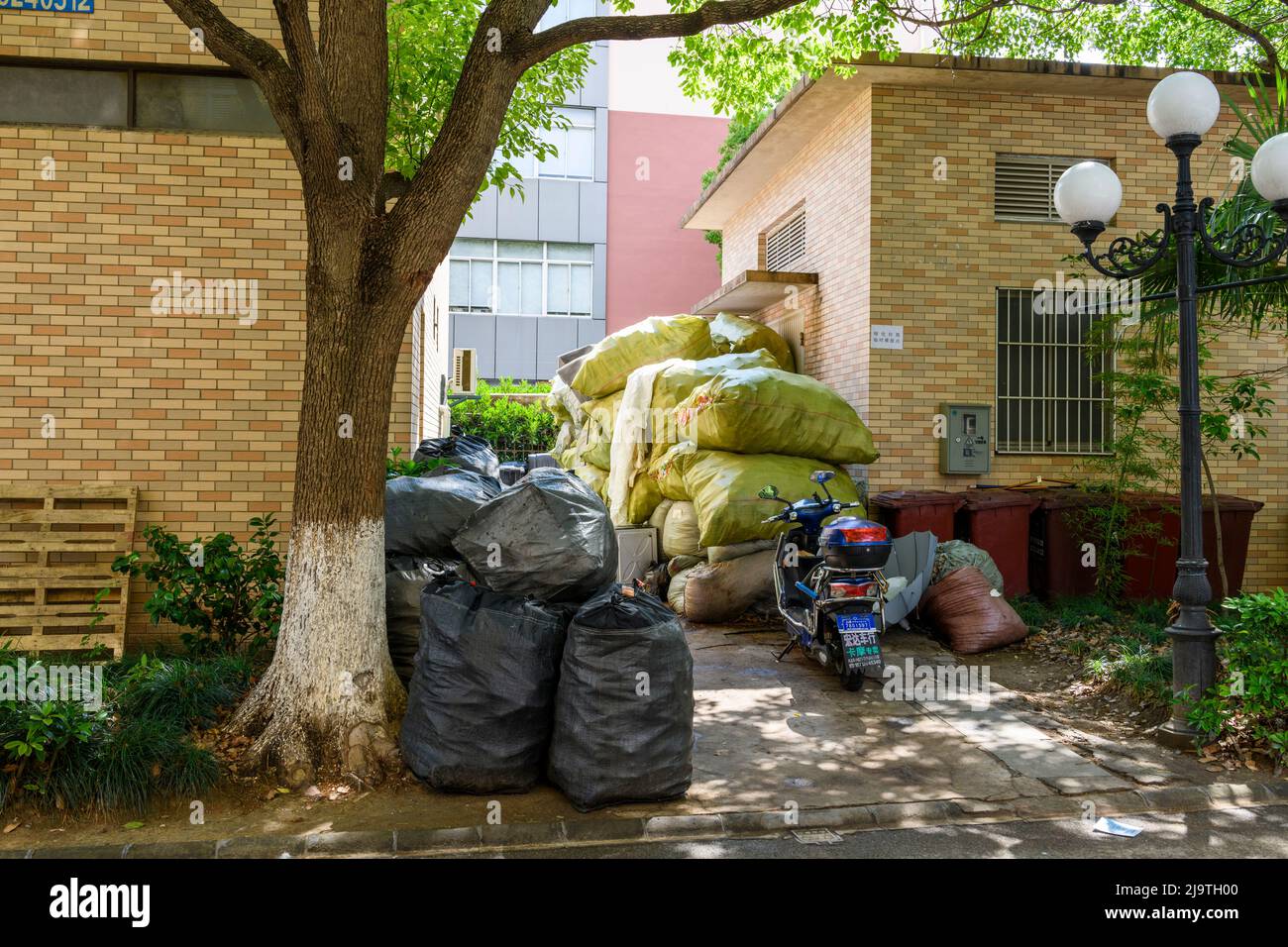 Die Recyclingzentren und der Abfallwirtschaftsstandort sind wegen der Schleuse COVID-19 in Shanghai überfüllt mit Müll. Stockfoto