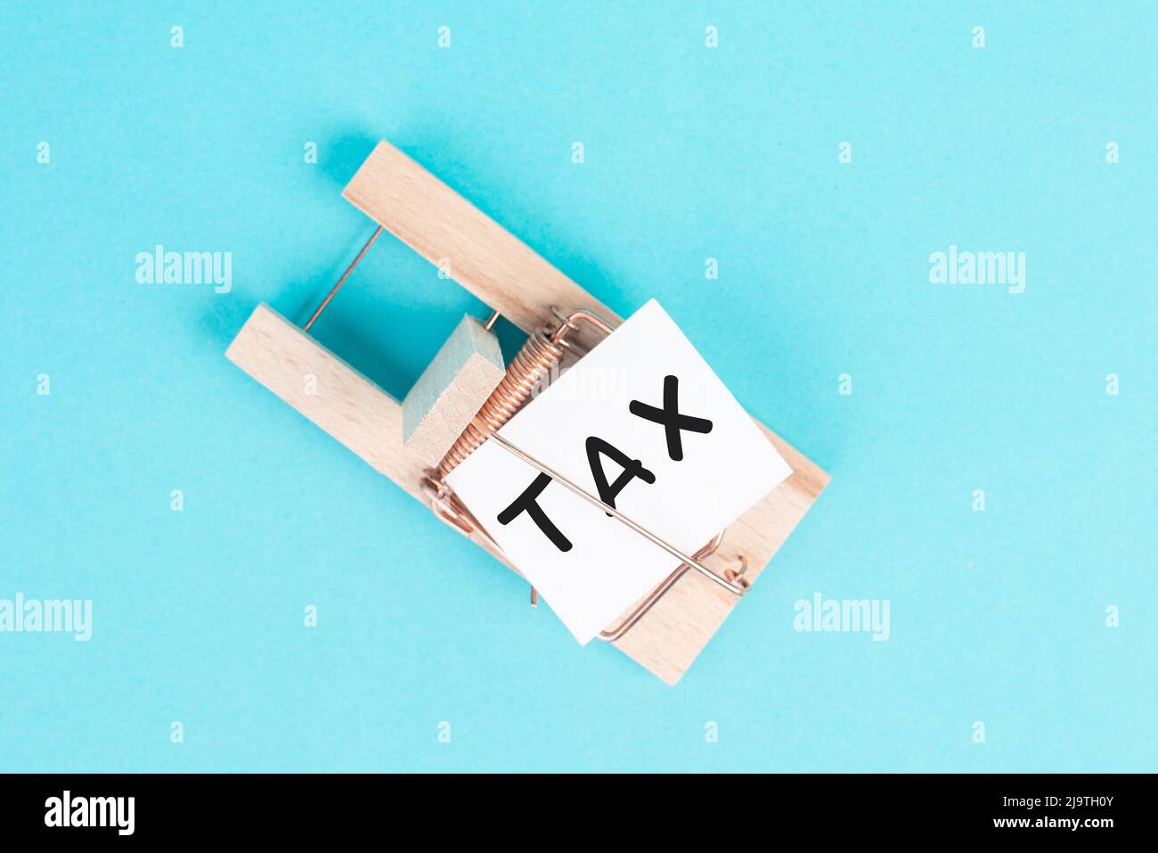 Papier mit dem Wort Steuer in einer Mausefalle, hohe finanzielle Belastung, Kosten und Ausgaben in der Wirtschaft, Besteuerung durch den Staat Stockfoto