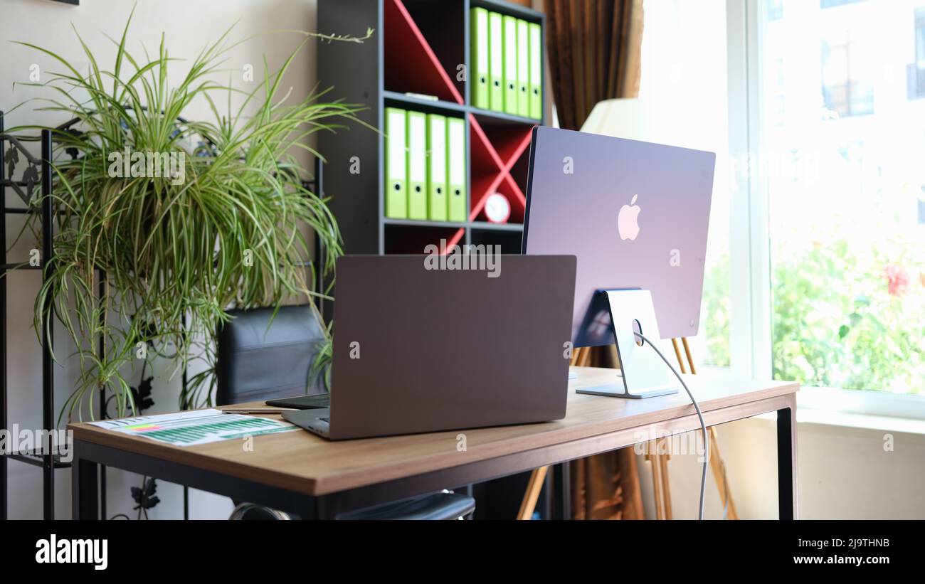 Tiflis, Georgien - 24. Mai 2022: Stilvoller, moderner Büro- und ipad-Monitor New iMac Mi Stockfoto