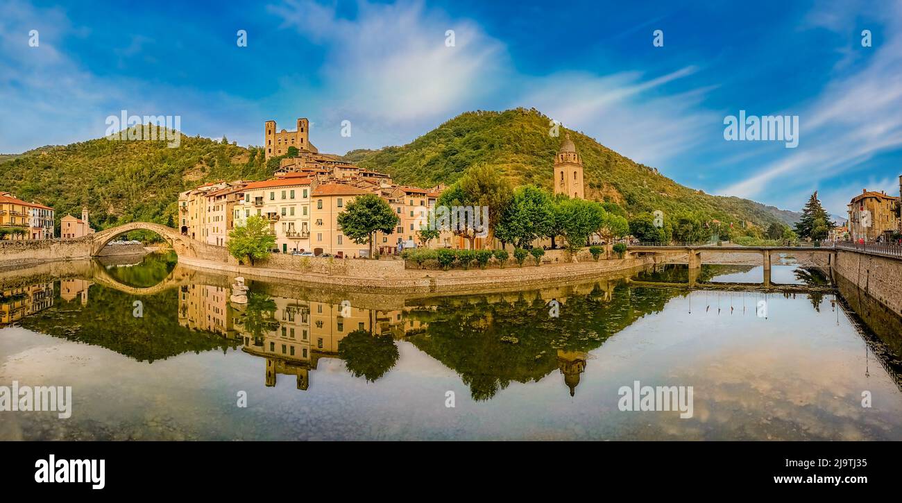 Panoramablick auf das mittelalterliche Dorf Dolceacqua an der Ligurischen Riviera, Burg Doria, alte Monet-Brücke, Italien, Ligurien, Provinz Imperia Stockfoto