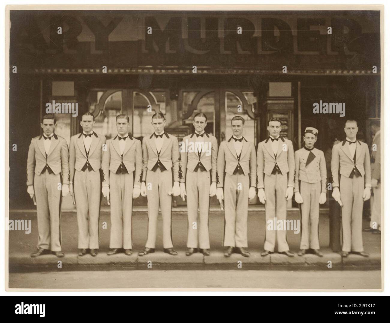 Sam Hood - Hoyts leitet und Candy Tray Boys in Line auf dem Fußweg - 1929 Stockfoto