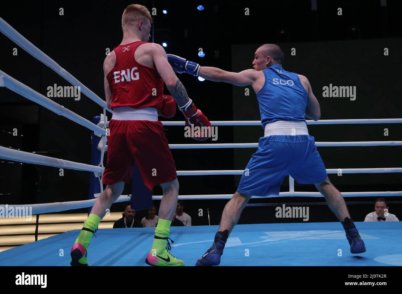 Jerewan, Armenien, am 25. 2022. Mai, kämpfte Kiaran Macdonald aus England (Rot) gegen Lennon Mulligan aus Schottland (Blau) im Flyweight-Lauf (48-51kg) von 16, EUBC Elite European Men's Boxing Championships 2022, Hrach Khachatryan/ Alamy Live News Stockfoto