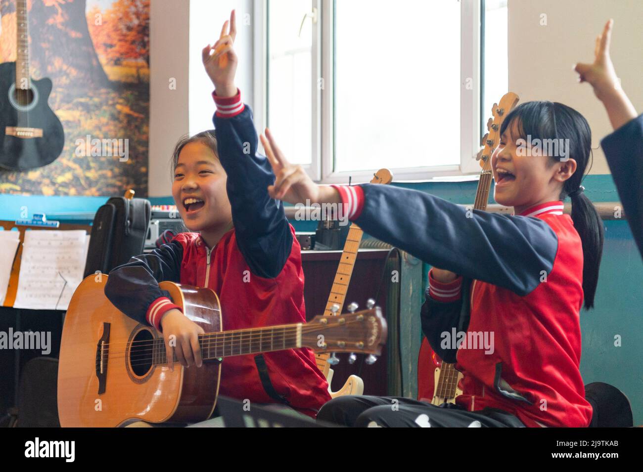 (220525) -- HARBIN, 25. Mai 2022 (Xinhua) -- Kinder im Musikunterricht üben an der zentralen Grundschule der Stadt Renmin in Anda, nordöstlich der Provinz Heilongjiang, am 24. Mai 2022 für Bandaufführung. Die Musikklasse der Grundschule wurde im April 2019 gegründet. Die Lehrer der Klasse passen die Texte der populären Lieder an, damit die Kinder singen können, und unterrichten sie ihnen dann während der Mittagspause oder der Clubaktivität. Die Kinder-Chorus-Videos wurden auf kurzen Videoplattform veröffentlicht, die von vielen Netzzenen beliebt waren und über 1 Millionen Fans verdienten. Mit dem in Stockfoto