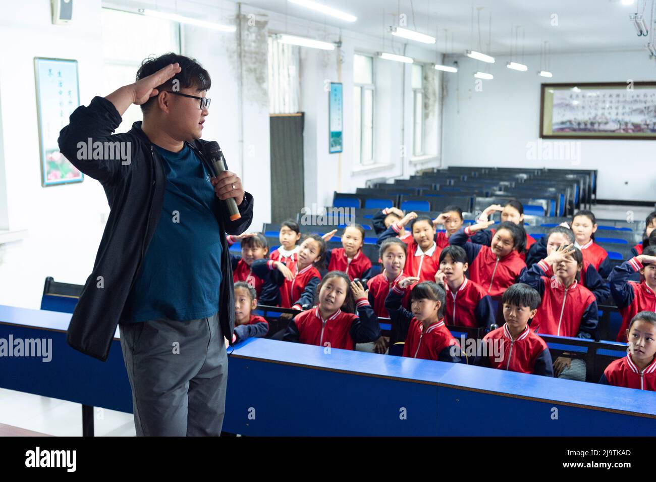 (220525) -- HARBIN, 25. Mai 2022 (Xinhua) -- Lehrer Zhang Yu unterrichtet Kinder im Musikunterricht an der zentralen Grundschule der Stadt Renmin in Anda, nordöstlich der Provinz Heilongjiang, 24. Mai 2022. Die Musikklasse der Grundschule wurde im April 2019 gegründet. Die Lehrer der Klasse passen die Texte der populären Lieder an, damit die Kinder singen können, und unterrichten sie ihnen dann während der Mittagspause oder der Clubaktivität. Die Kinder-Chorus-Videos wurden auf kurzen Videoplattform veröffentlicht, die von vielen Netzzenen beliebt waren und über 1 Millionen Fans verdienten. Mit den Inkreas Stockfoto
