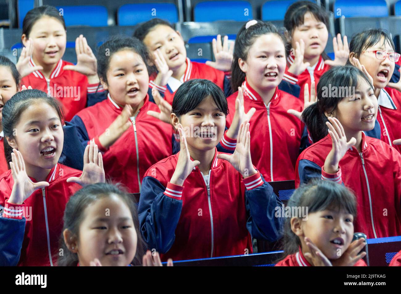 (220525) -- HARBIN, 25. Mai 2022 (Xinhua) -- Kinder in der Musikklasse praktizieren Chor an der zentralen Grundschule der Stadt Renmin in der Stadt Anda, nordöstlich der Provinz Heilongjiang, 24. Mai 2022. Die Musikklasse der Grundschule wurde im April 2019 gegründet. Die Lehrer der Klasse passen die Texte der populären Lieder an, damit die Kinder singen können, und unterrichten sie ihnen dann während der Mittagspause oder der Clubaktivität. Die Kinder-Chorus-Videos wurden auf kurzen Videoplattform veröffentlicht, die von vielen Netzzenen beliebt waren und über 1 Millionen Fans verdienten. Mit dem zunehmenden Popul Stockfoto