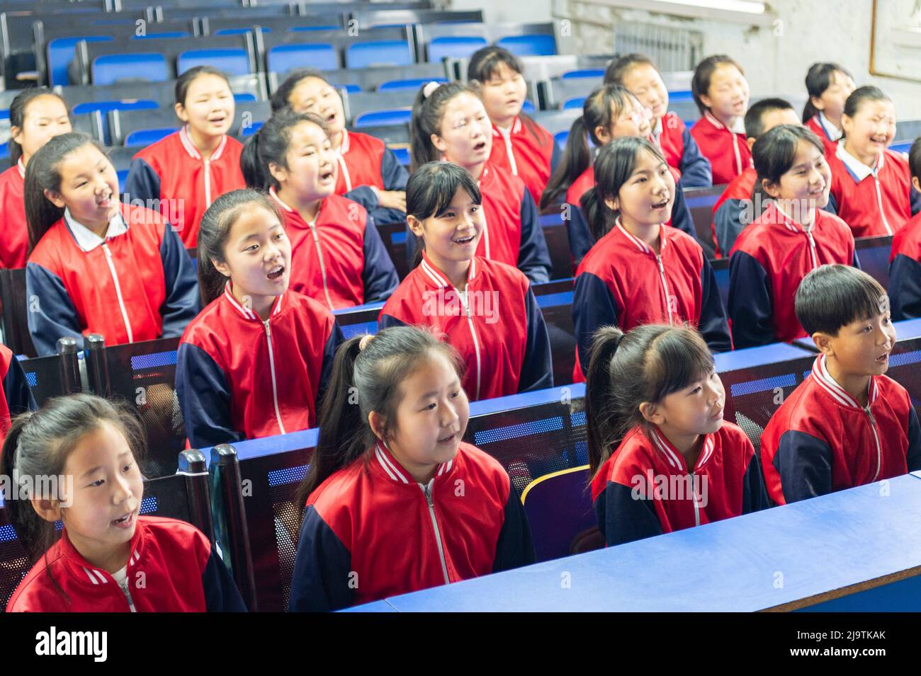(220525) -- HARBIN, 25. Mai 2022 (Xinhua) -- Kinder in der Musikklasse praktizieren Chor an der zentralen Grundschule der Stadt Renmin in der Stadt Anda, nordöstlich der Provinz Heilongjiang, 24. Mai 2022. Die Musikklasse der Grundschule wurde im April 2019 gegründet. Die Lehrer der Klasse passen die Texte der populären Lieder an, damit die Kinder singen können, und unterrichten sie ihnen dann während der Mittagspause oder der Clubaktivität. Die Kinder-Chorus-Videos wurden auf kurzen Videoplattform veröffentlicht, die von vielen Netzzenen beliebt waren und über 1 Millionen Fans verdienten. Mit dem zunehmenden Popul Stockfoto