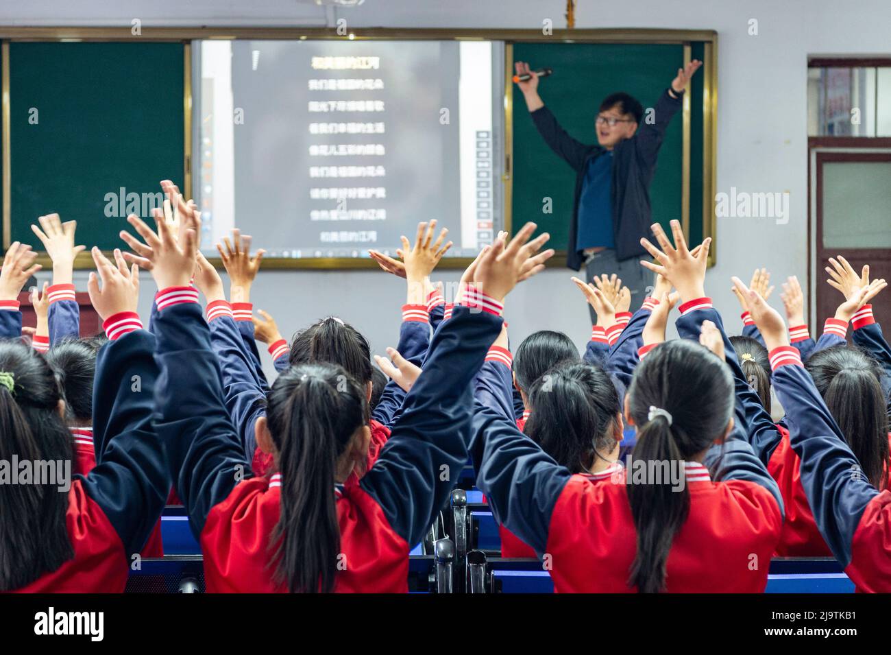 (220525) -- HARBIN, 25. Mai 2022 (Xinhua) -- Lehrer Zhang Yu unterrichtet Kinder im Musikunterricht an der zentralen Grundschule der Stadt Renmin in Anda, nordöstlich der Provinz Heilongjiang, 24. Mai 2022. Die Musikklasse der Grundschule wurde im April 2019 gegründet. Die Lehrer der Klasse passen die Texte der populären Lieder an, damit die Kinder singen können, und unterrichten sie ihnen dann während der Mittagspause oder der Clubaktivität. Die Kinder-Chorus-Videos wurden auf kurzen Videoplattform veröffentlicht, die von vielen Netzzenen beliebt waren und über 1 Millionen Fans verdienten. Mit den Inkreas Stockfoto
