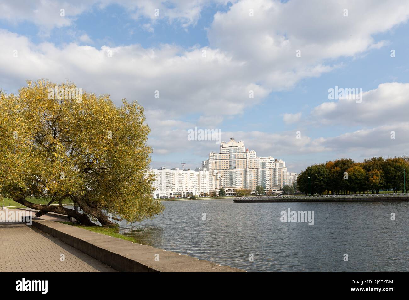Stadtbild an einem sonnigen Herbsttag, Minsk und dem Ufer des Flusses Svisloch Stockfoto