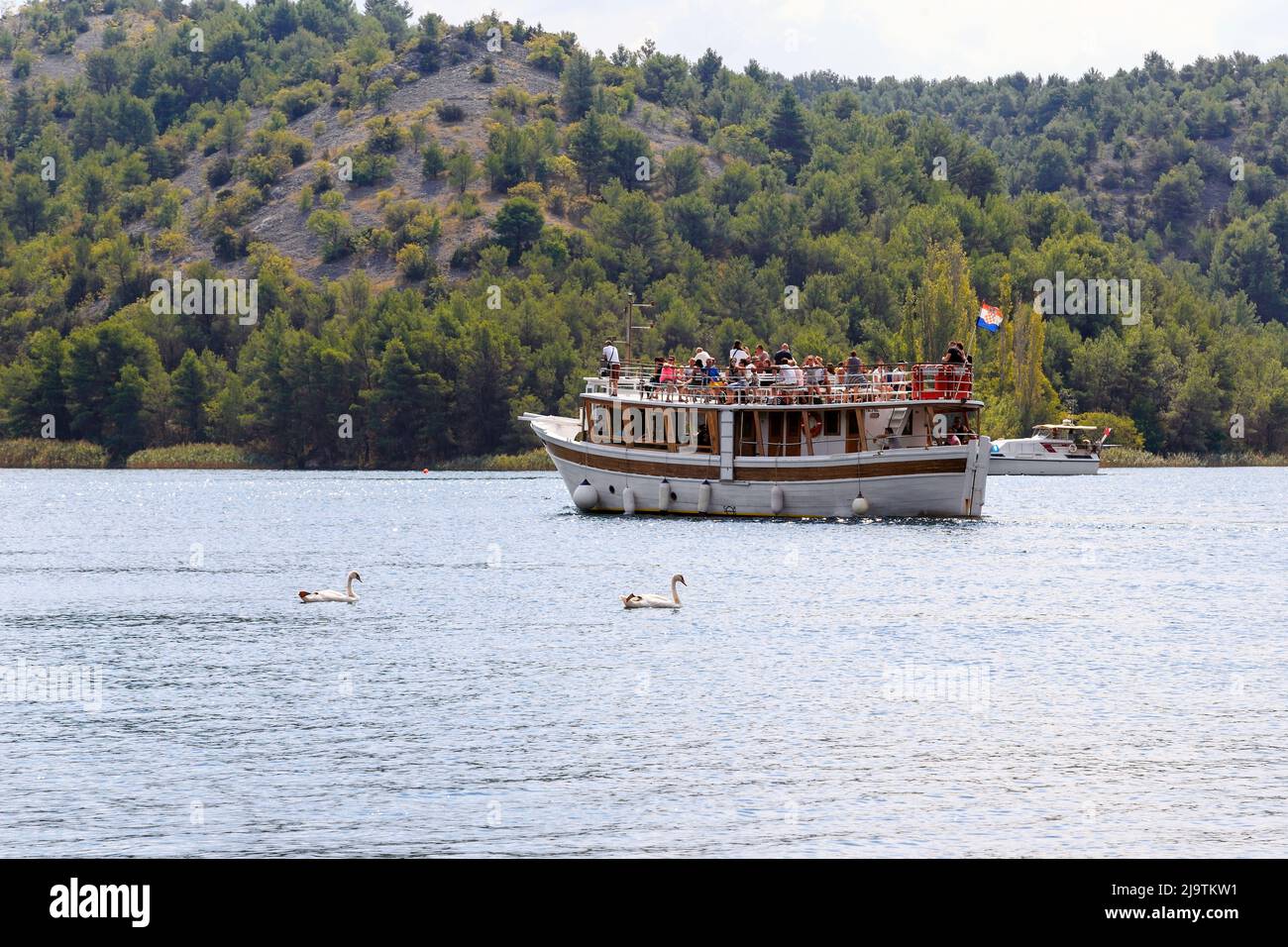 SKRADIN, KROATIEN - 9. SEPTEMBER 2016: Dies ist ein Vergnügungsboot auf dem Fluss Krka im Nationalen Naturschutzgebiet. Stockfoto SKRADIN, KROATIEN - 9. SEPTEMBER 2016: Dies ist ein Vergnügungsboot auf dem Fluss Krka im Nationalen Naturschutzgebiet. Stockfoto