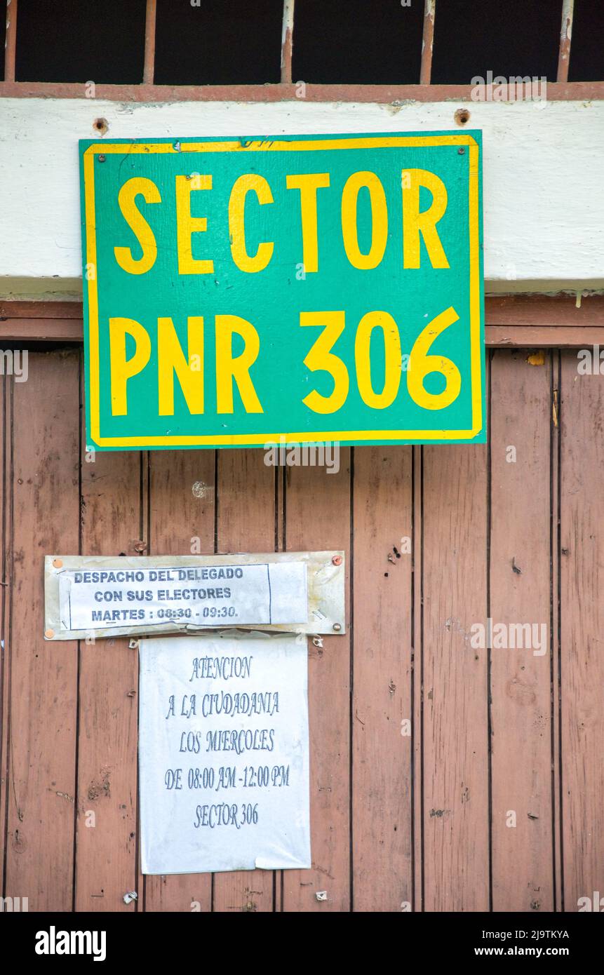 Metallschild in einer Polizeistation. Der Text lautet Sektor-PNR 306. PNR steht für Revolutionary National Police. Stockfoto
