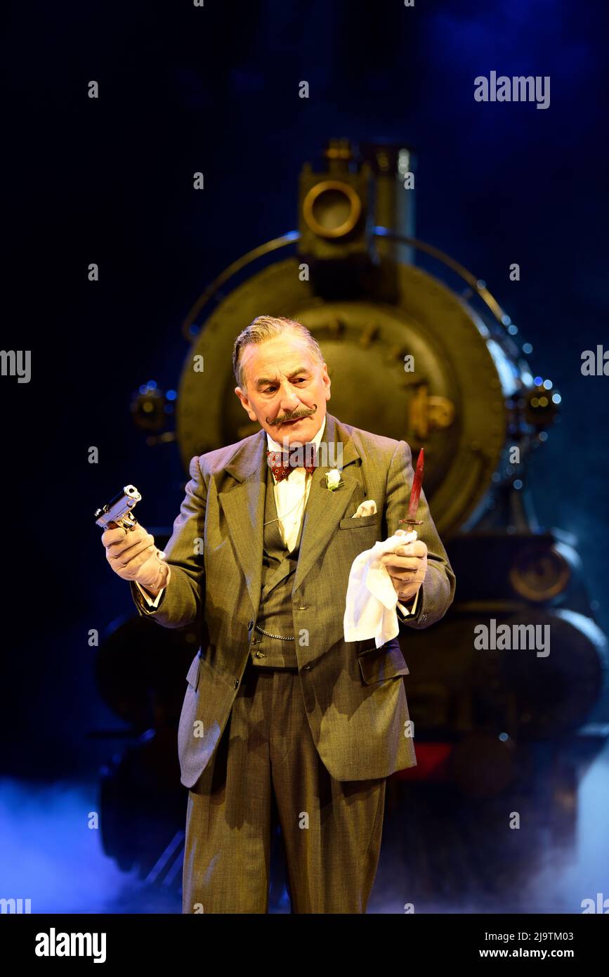 Henry Goodman als Hercule Poirot in Agatha Christies Murder on the Orient Express, Chichester Festival Theatre, West Sussex, Großbritannien. Stockfoto