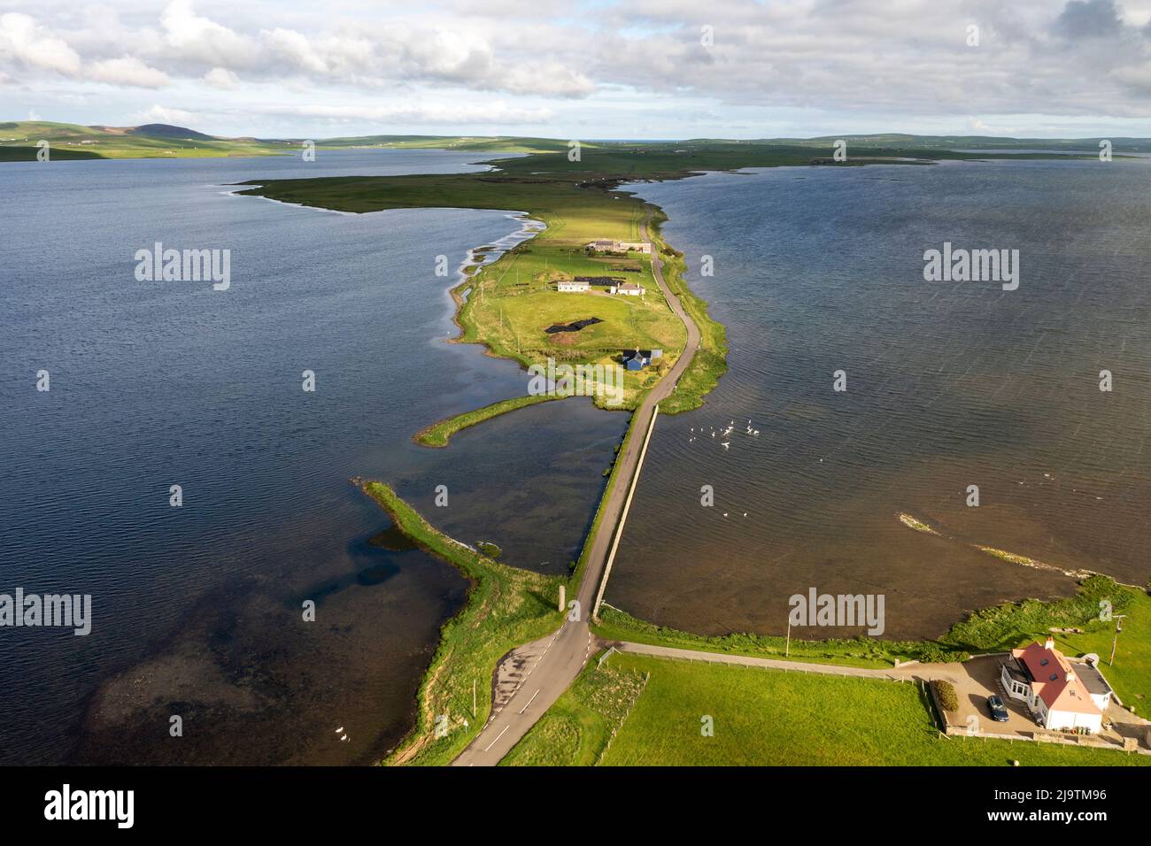 Luftaufnahme der archäologischen Stätte Ness of Brodgar zwischen Loch Stenness (links) und Loch Harray, West Mainland, Orkney Islands, Schottland. Stockfoto