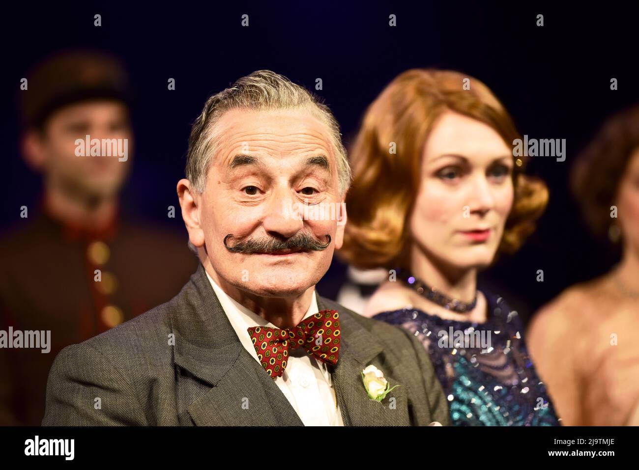 Henry Goodman als Hercule Poirot neben Laura Rogers (rechts) spielt Gräfin Andrenyi in Murder im Orient Express, Chichester Festival Theatre UK Stockfoto