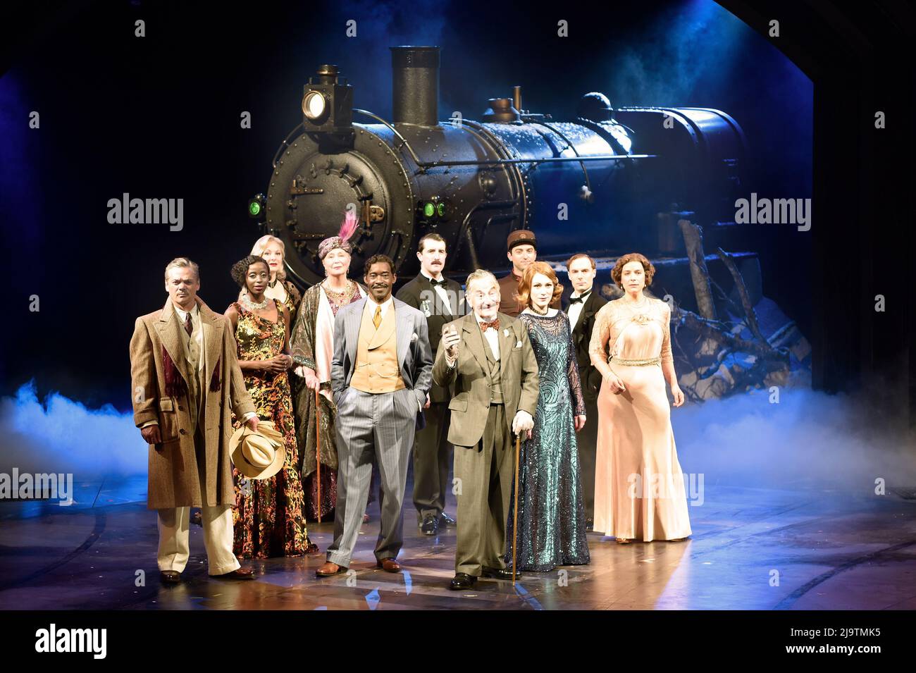 Ensemble mit Mordbesetzung im Orient Express von Agatha Christie, Chichester Festival Theatre, West Sussex, Großbritannien. 19 Mai 2022 Stockfoto