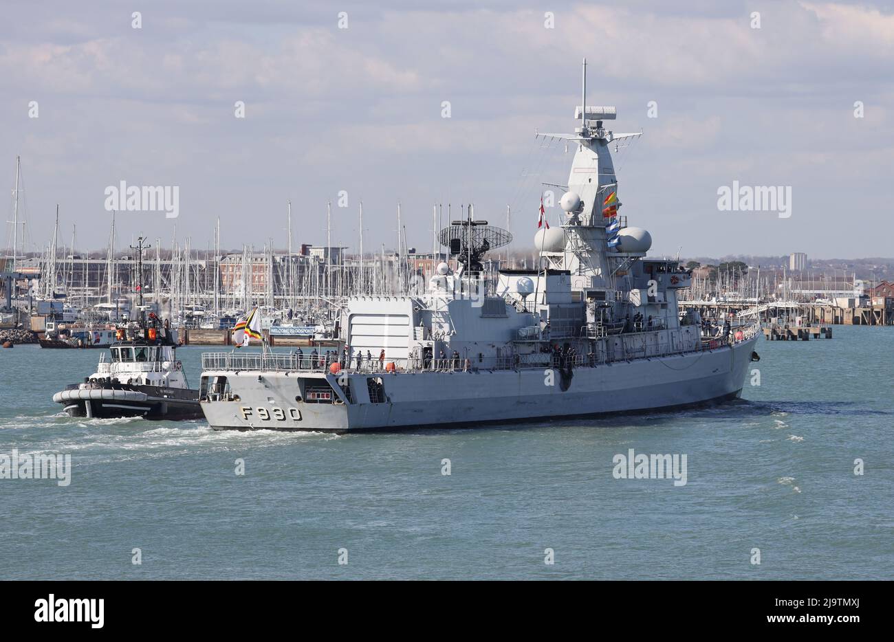 Ein Schlepper bewegt sich nahe am Heck der belgischen Navy-Fregatte BNS LEOPOLD 1, während er den Hafen in Richtung eines Anlegepiers hinauffährt Stockfoto