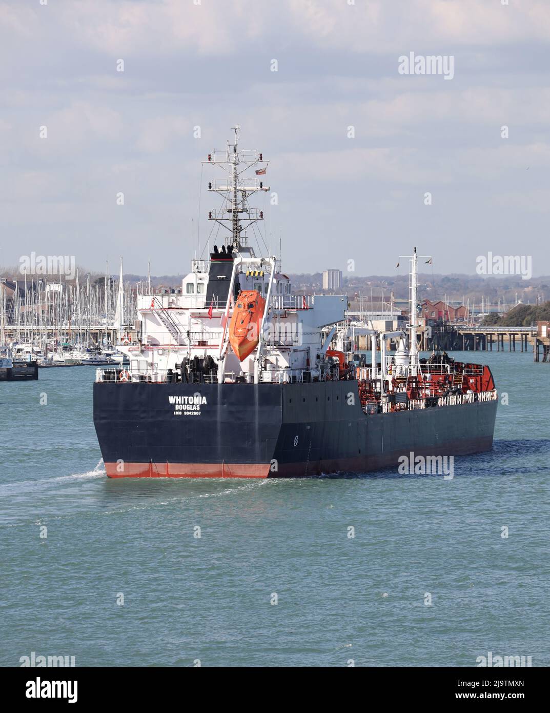 Der doppelschälte Ölproduktentanker MV WHITONIA bewegt sich langsam den Hafen hinauf Stockfoto