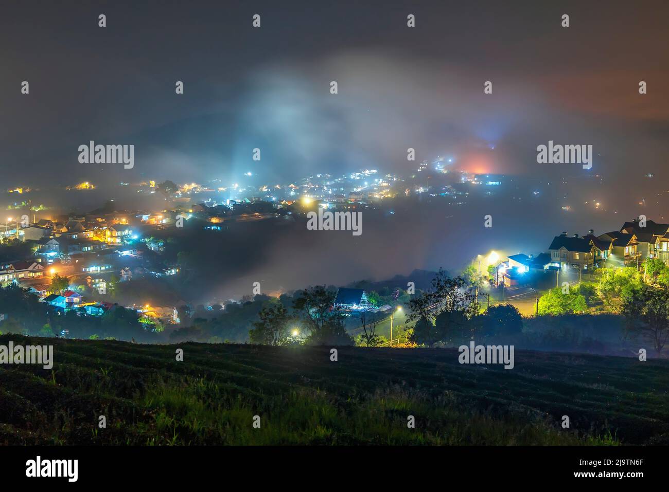Die Abendlandschaft im Tal, die mit Nebel bedeckt einschläft, ist so verschwommen, so schön und friedlich Stockfoto