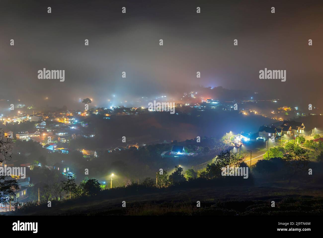 Die Abendlandschaft im Tal, die mit Nebel bedeckt einschläft, ist so verschwommen, so schön und friedlich Stockfoto