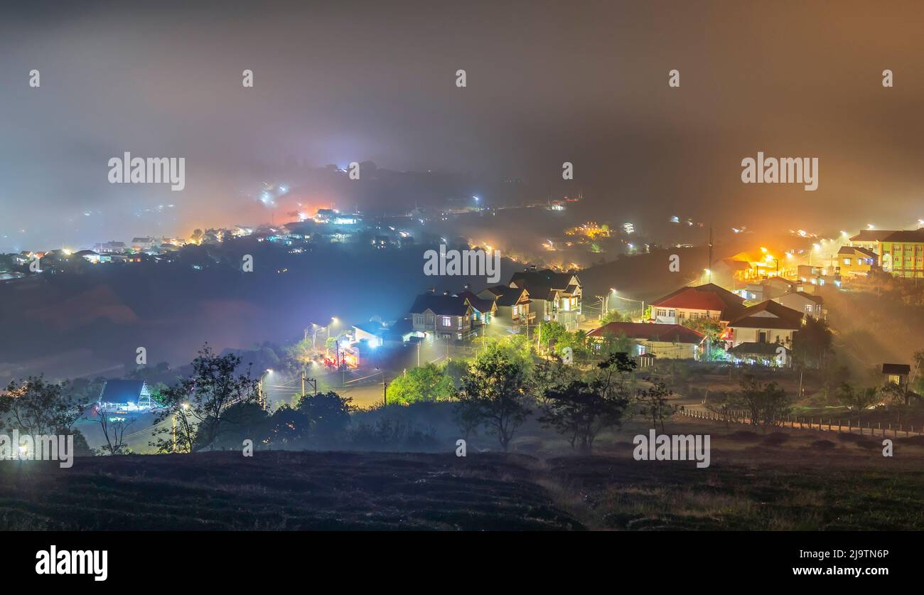 Die Abendlandschaft im Tal, die mit Nebel bedeckt einschläft, ist so verschwommen, so schön und friedlich Stockfoto