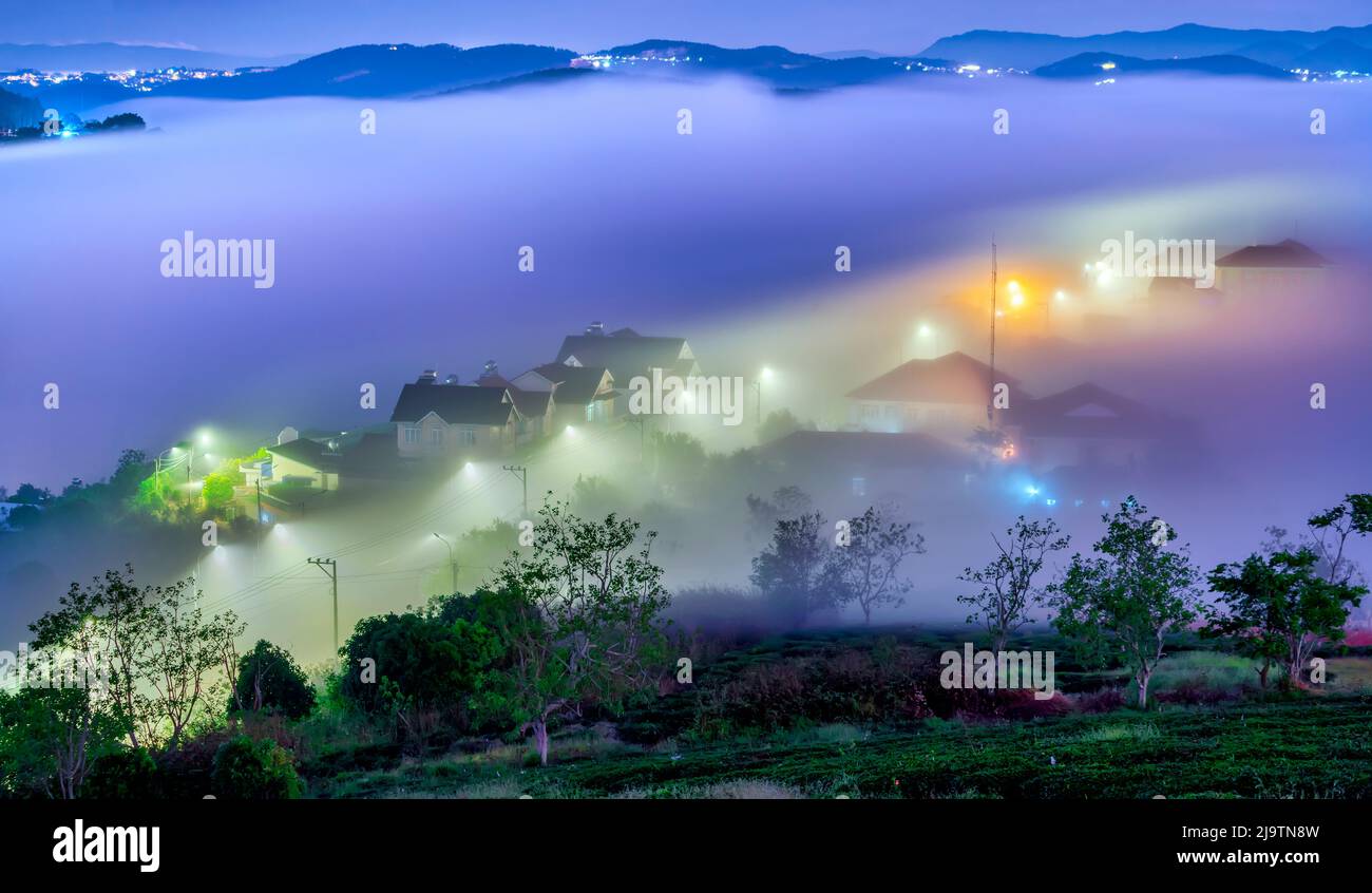 Die Abendlandschaft im Tal, die mit Nebel bedeckt einschläft, ist so verschwommen, so schön und friedlich Stockfoto