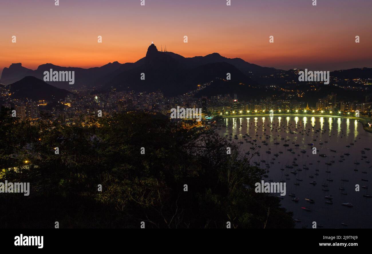 Abenddämmerung vom urca-Hügel in rio de janeiro in Brasilien. Stockfoto