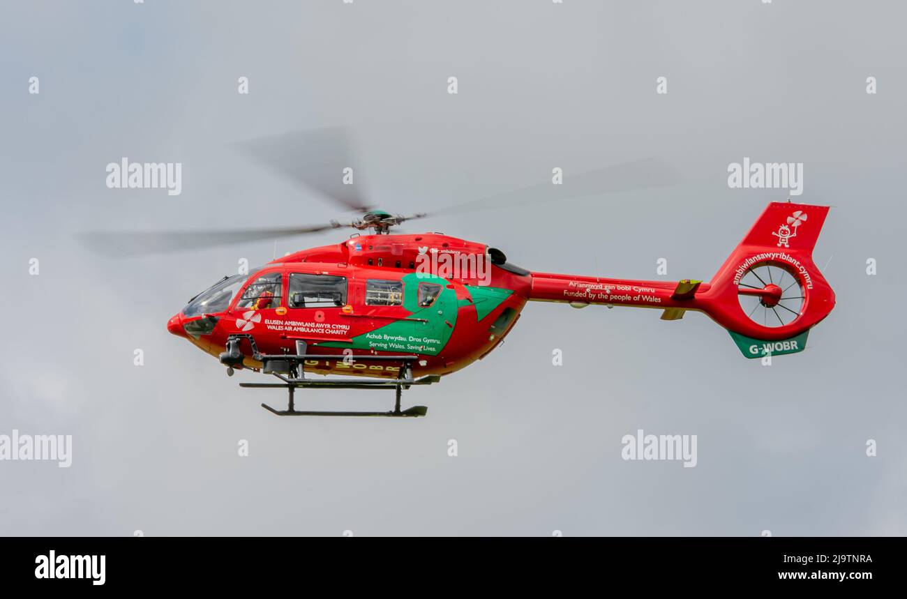 Dies ist die Wales Air Ambulance Landung auf Welshpool Flughafen. Rufzeichen von G-WOBR. Stockfoto