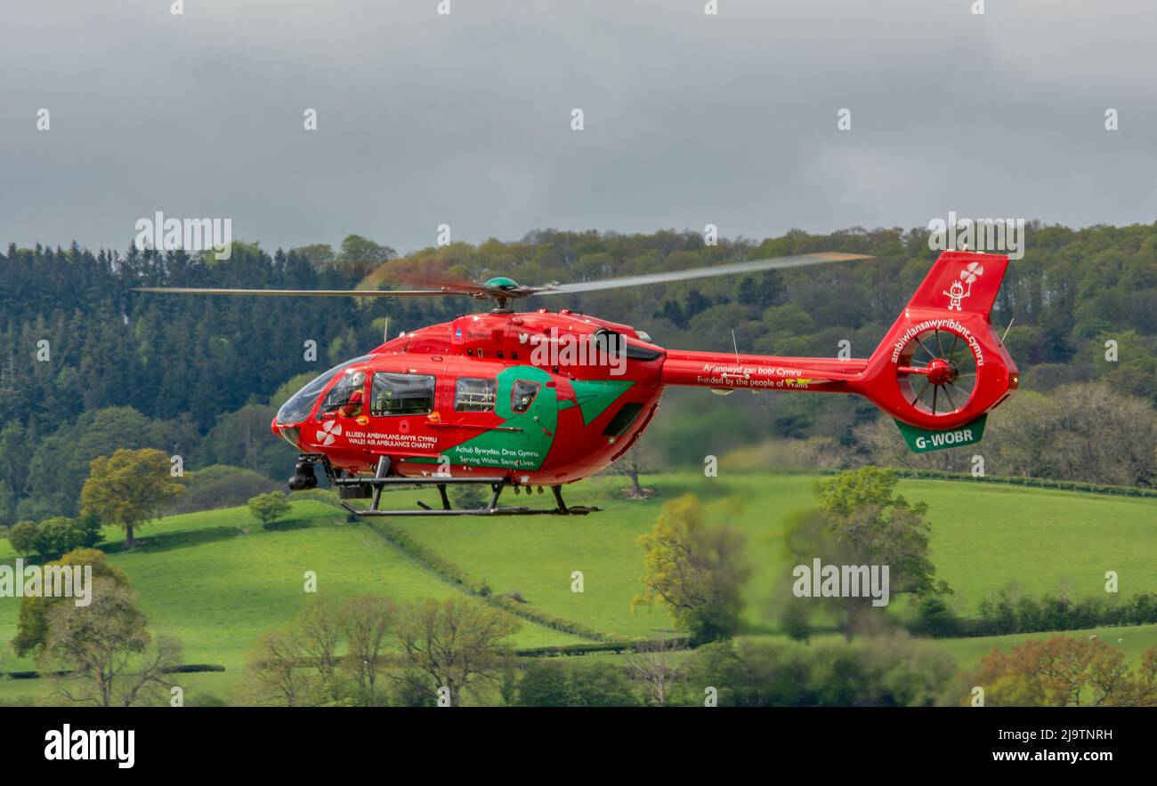 Dies ist die Wales Air Ambulance Landung auf Welshpool Flughafen. Rufzeichen von G-WOBR. Stockfoto