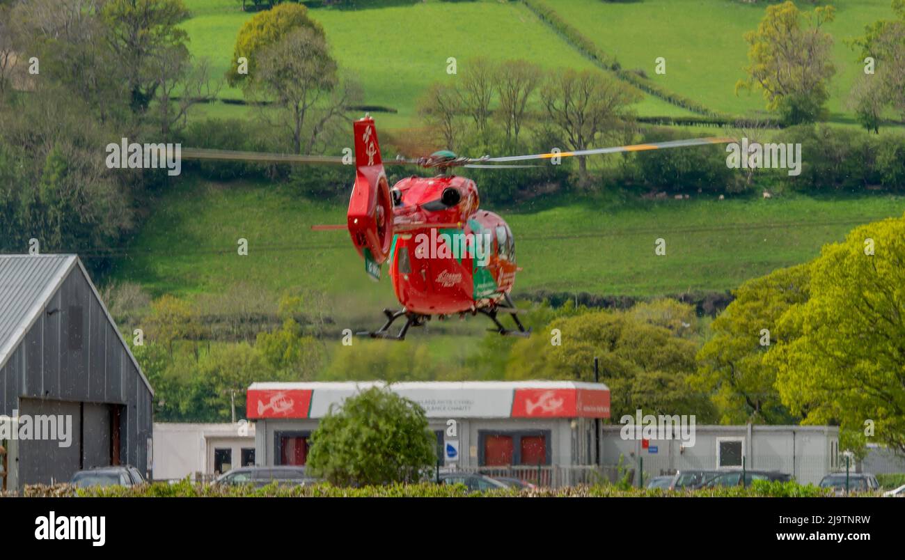 Dies ist die Wales Air Ambulance Landung auf Welshpool Flughafen. Rufzeichen von G-WOBR. Stockfoto